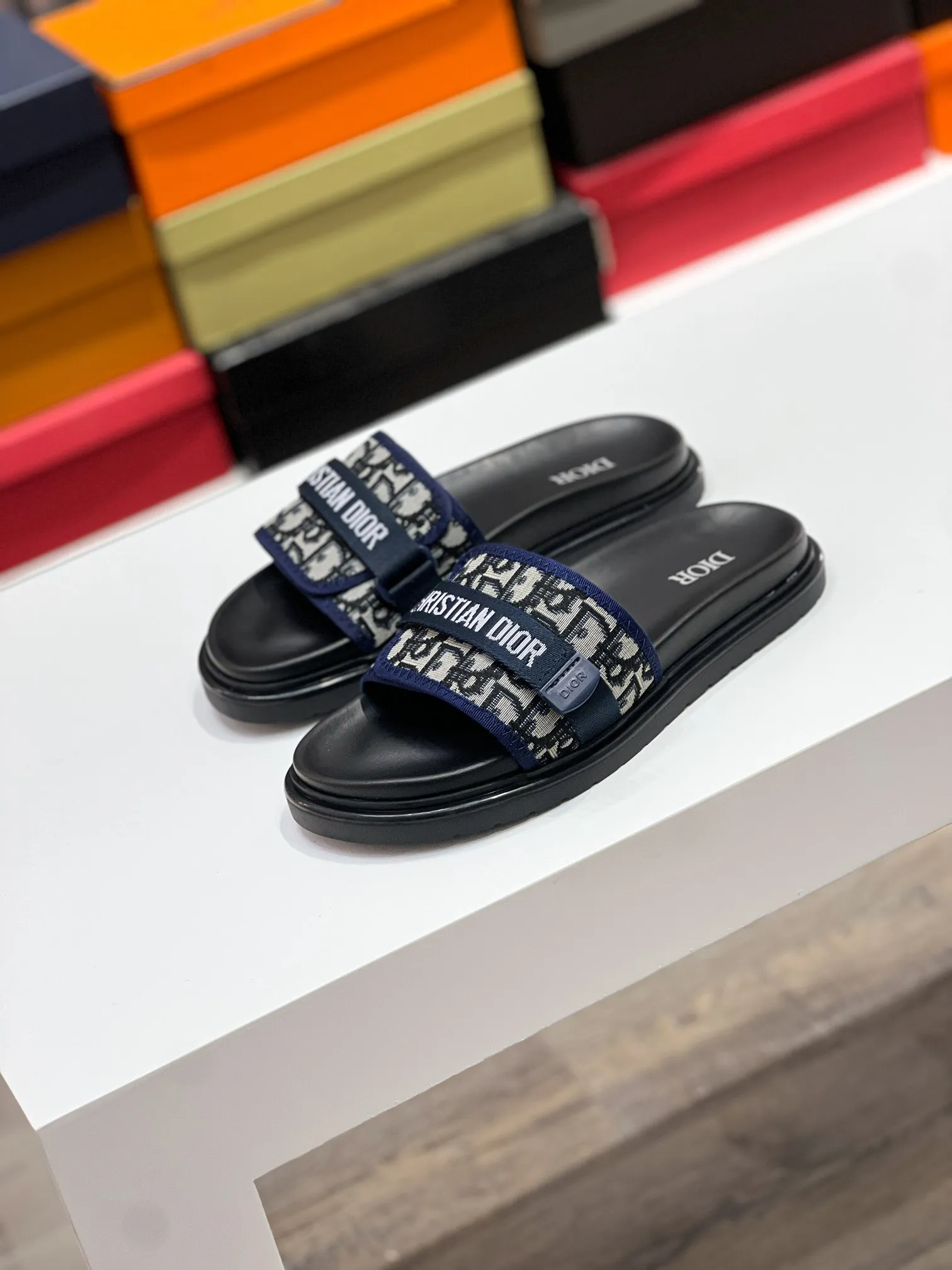 Men's men's shoes💰320【DIOR】🐝🐝Top version. 2024ss Dior’s latest men’s slippers are a must-have. Dior Alias ​​Men's Genuine Leather Slippers This summer new Alias ​​sandal embodies a casual and elegant style. Carefully crafted from grained cow leather and Oblique printed fabric, with cowhide lining! Cross-strap design with metal-clad brass CD Diamond logo. The imported cowhide leather and rubber sole adds sophistication and comfort, while Oblique print-effect anti-slip panels add style. Size39-44 (customized at 38.45)